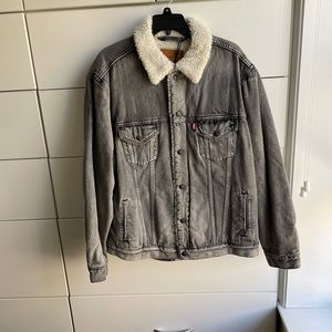 Levi’s VINTAGE FIT SHERPA TRUCKER JACKET new with tags